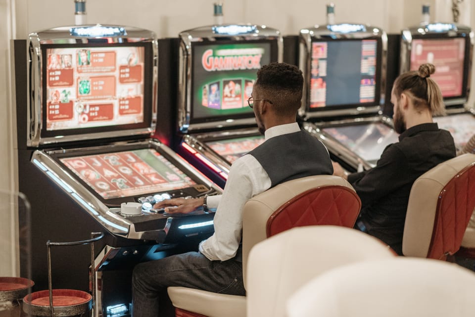 S manželom žijeme už 15 rokov.  Manžel nekontrolovateľne hrá automaty a podľahol gamblingu,  zadlžuje našu rodinu. Som z toho veľmi nešťastná. Mám nejakú možnosť ako momentálne ochrániť náš spoločný majetok?